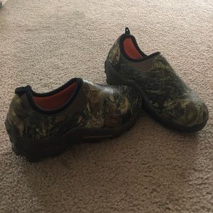 Camo Muck Co boot/shoe